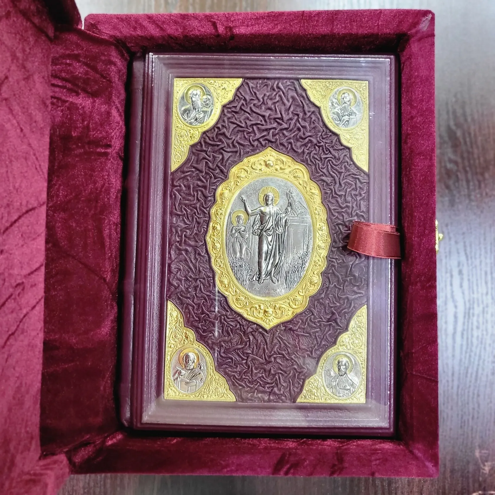 Библия с литьем